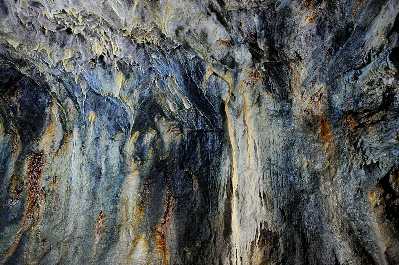 Concrétions bleues dans une mine d'aphalte