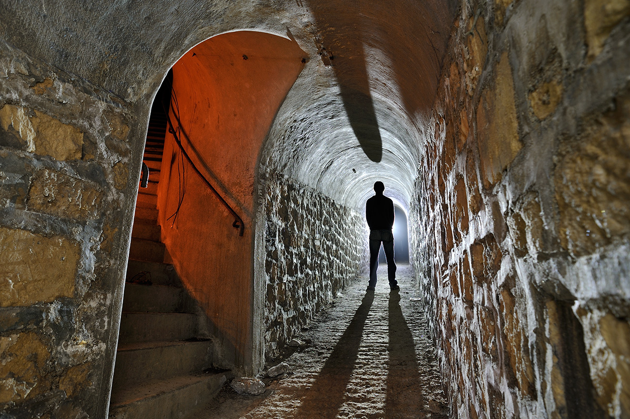 Escalier en courbe et pente douce d'accès