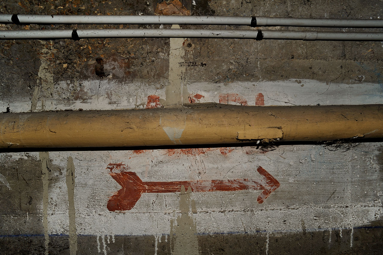 Inscription et fléche abri DP