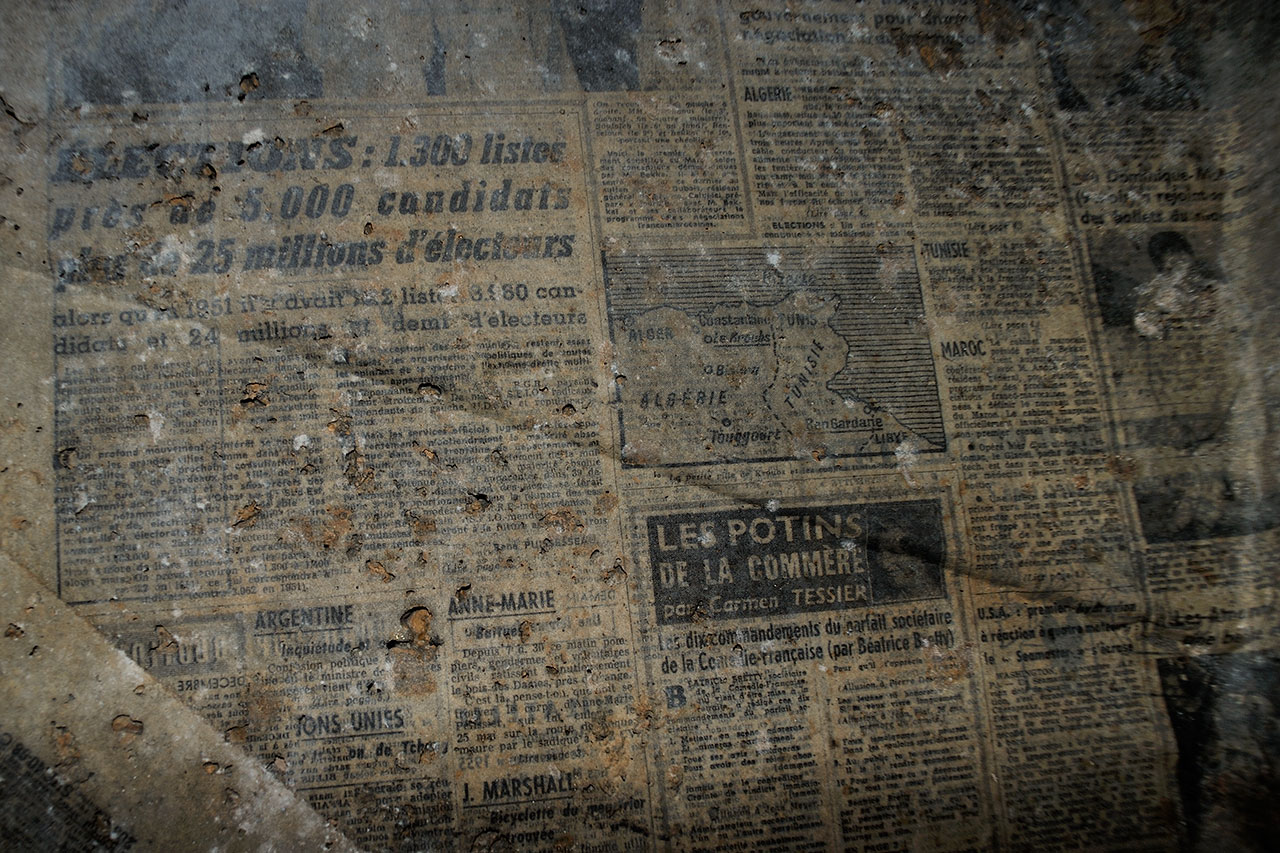Emprunte d'un ancien journal dans le coffrage de l'escalier