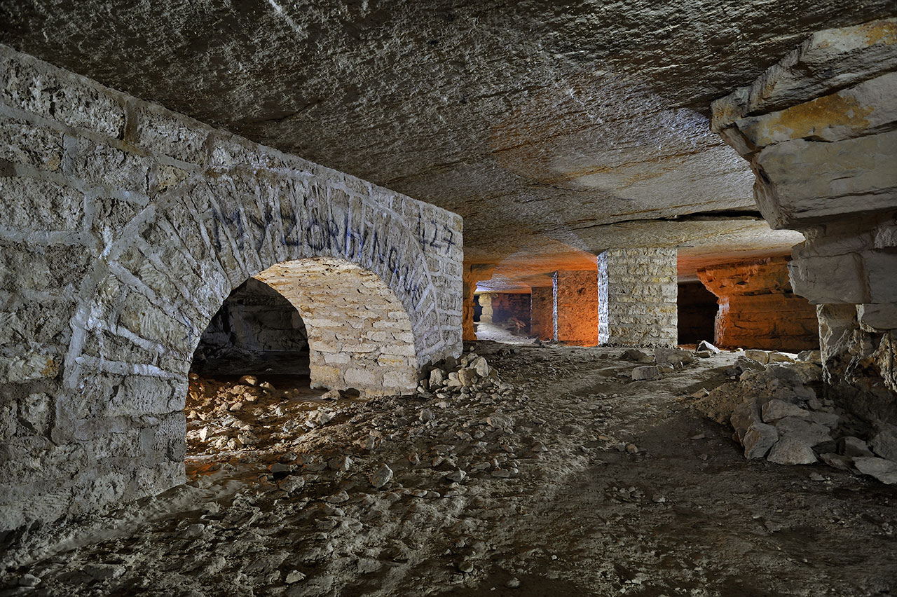 Arche et alignement de piliers
