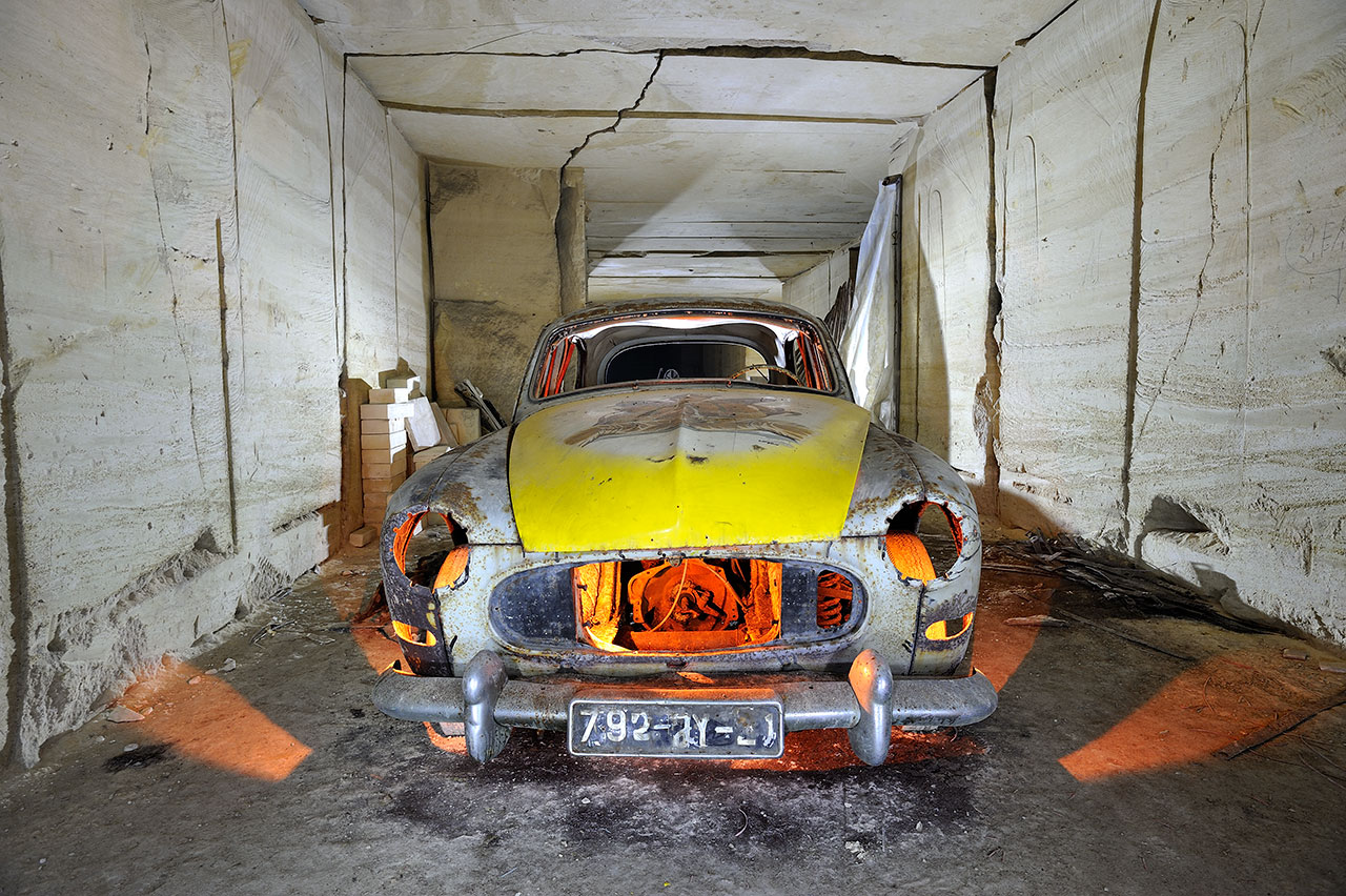 Les restes d'une Renault Frégate.
