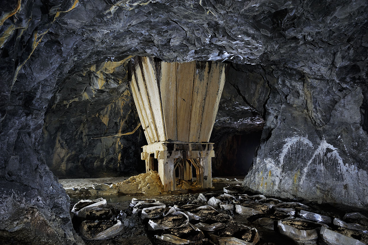 Trémie concrétionnée et champignonnière en sacs.