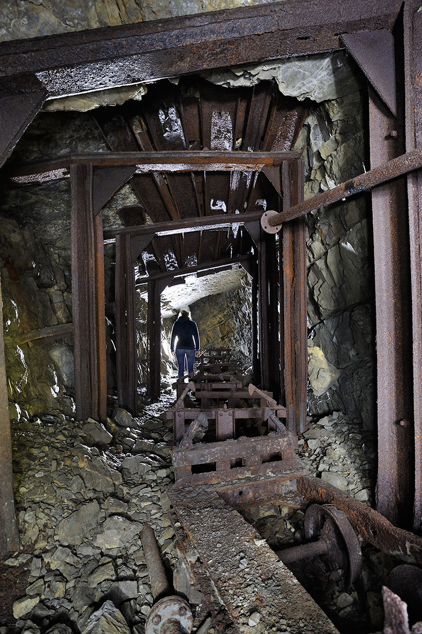 Train de wagonnets et cadres métalliques.