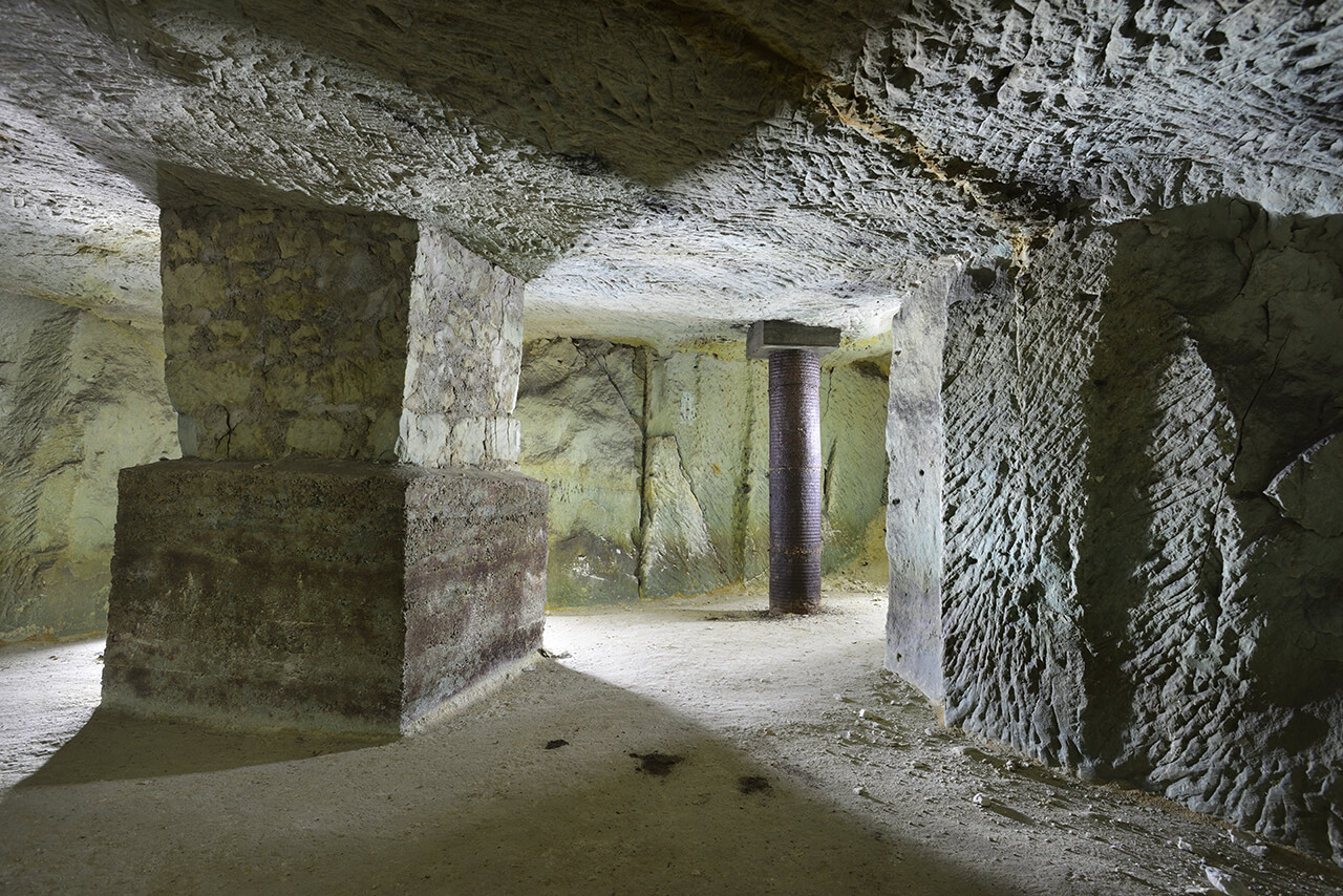 Diverses techniques de consolidation : pilier maçonné en tuffeau consolidé par béton coffré et coulage de béton dans des fûts.