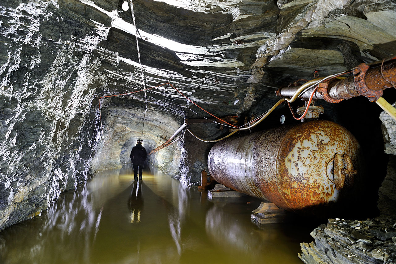 Cuve d'air comprimé dans une galerie inondée