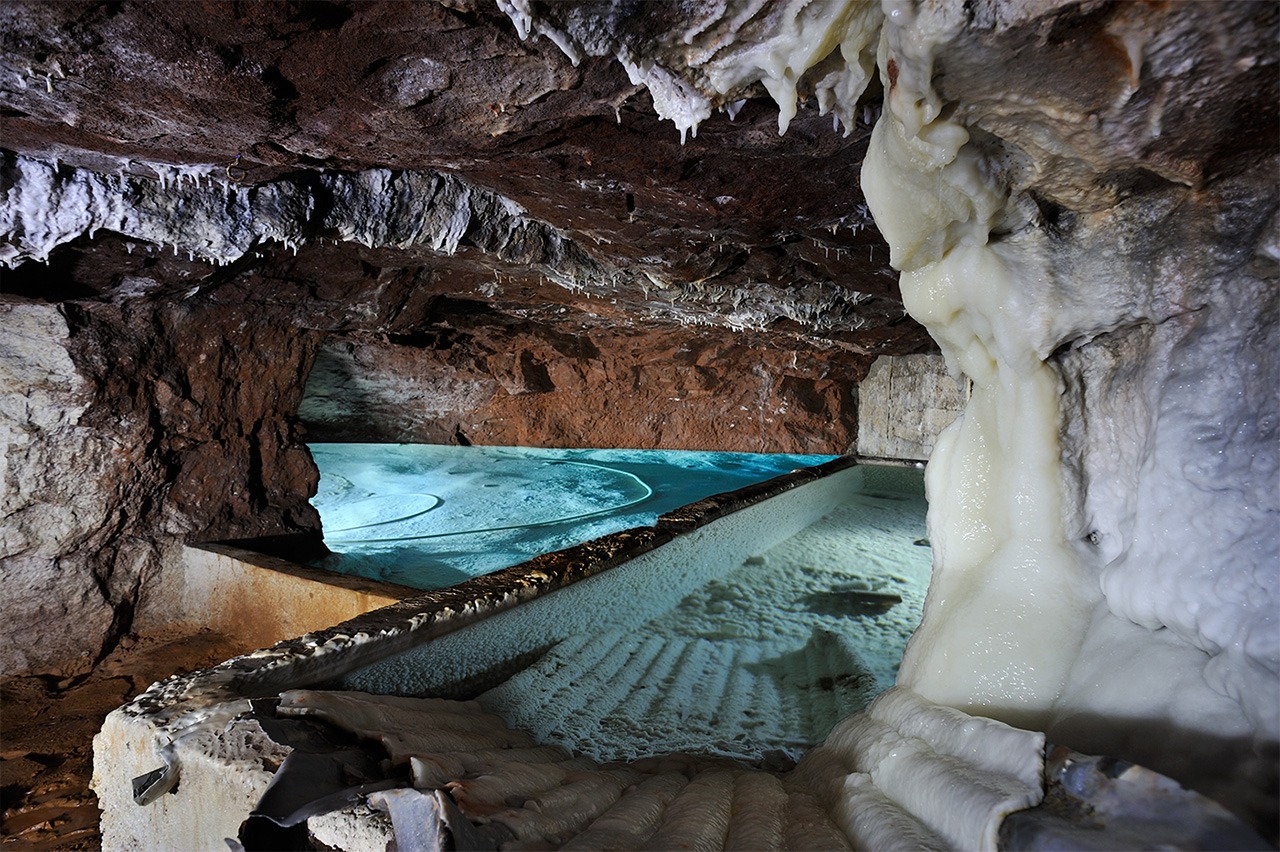 Bassin et concrétions, mine de fer.