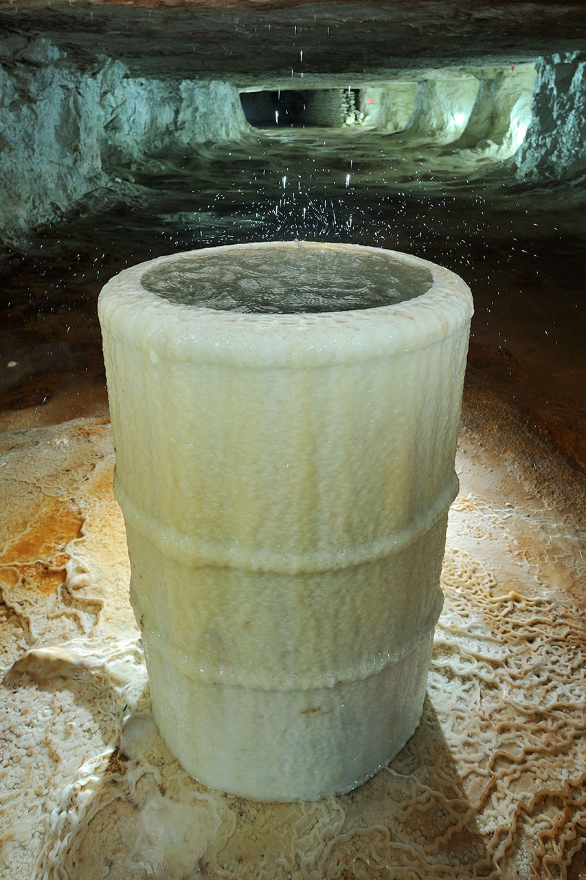 Fût concrétionné et gouttes d'eau
