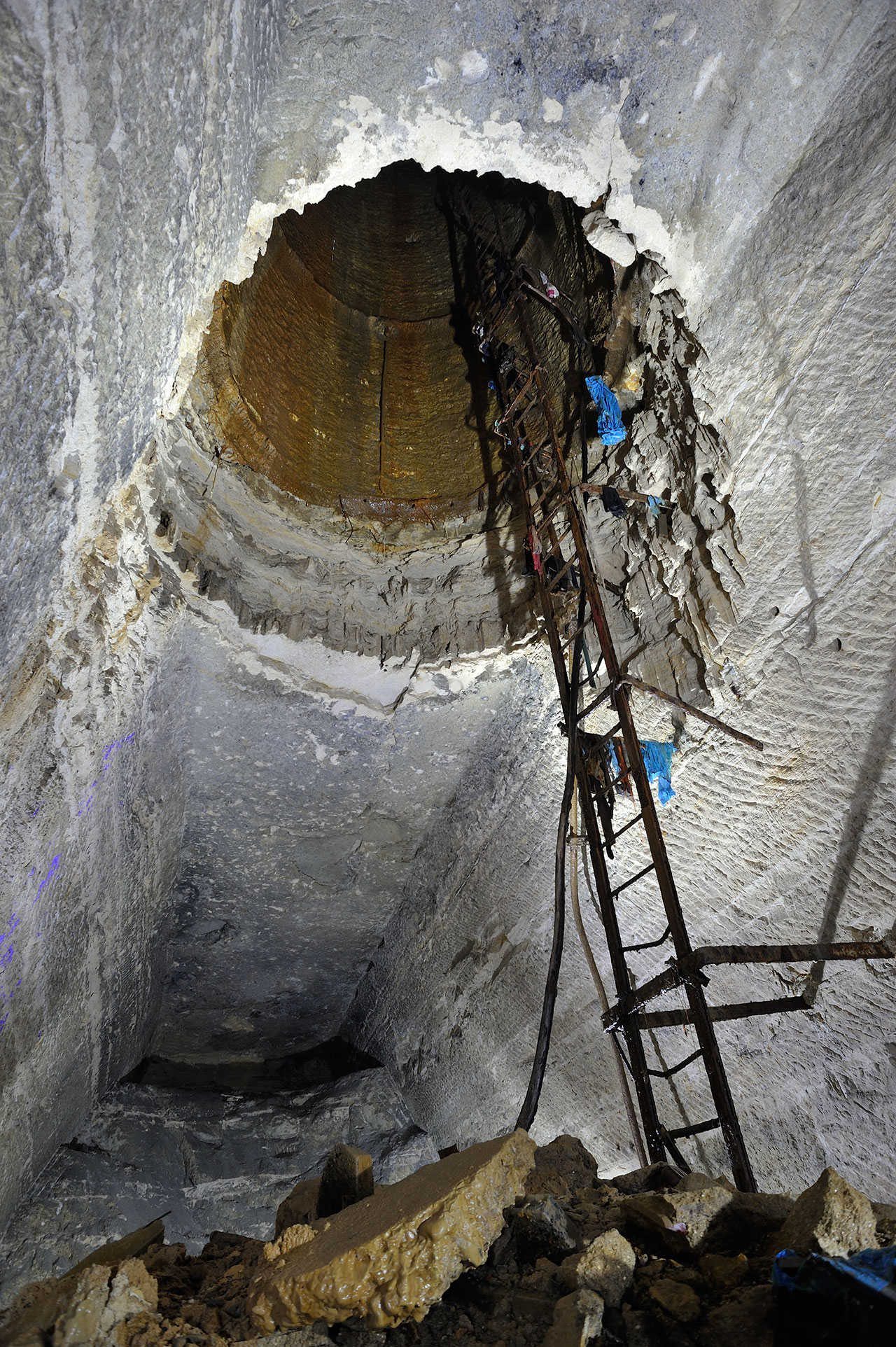 Puits d'extraction et échelle.