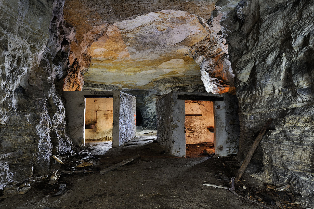 Petits bâtiments dans la carrière