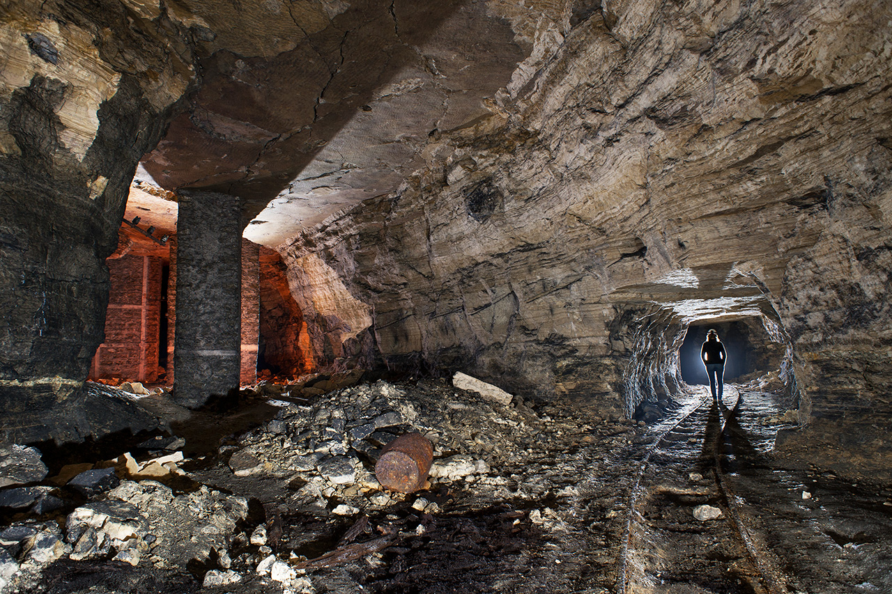 Forêt de piliers maçonnés et tunnel de jonction.