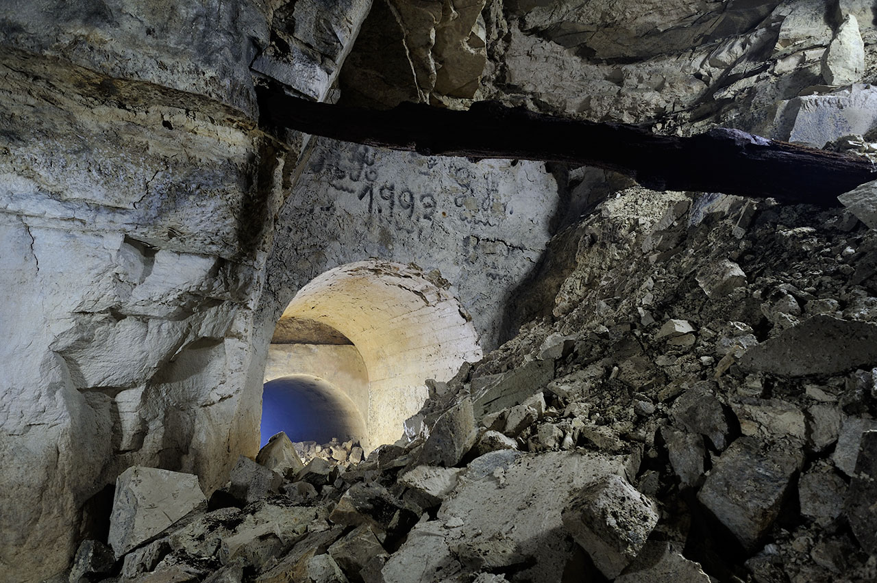 Entrée d'un tunnel voûté.