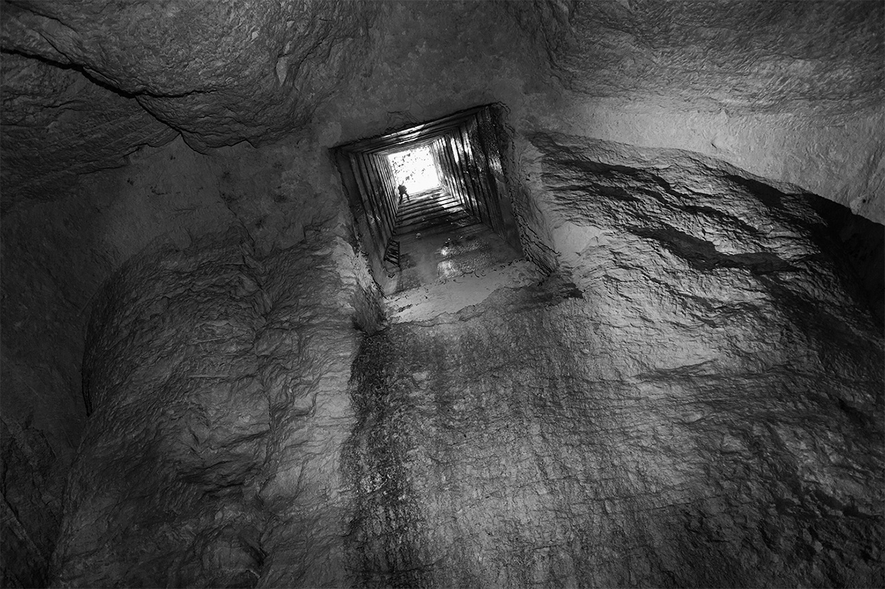 Puits d'accès, vu d'en bas. (noir et blanc)