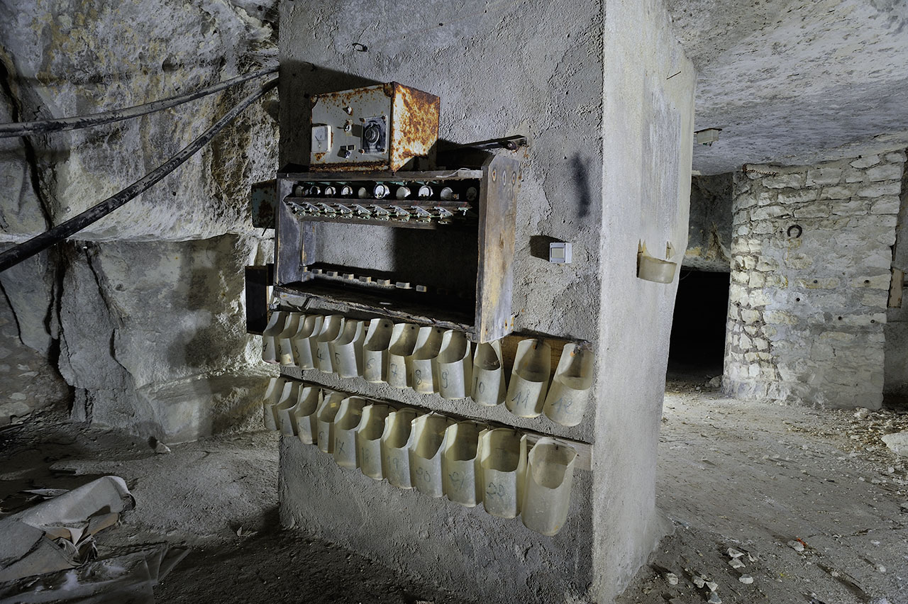 Chargement des batteries pour les lampes.