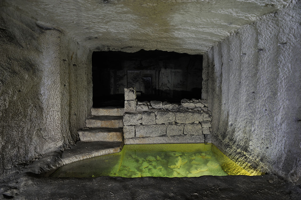 Bassin et escalier.
