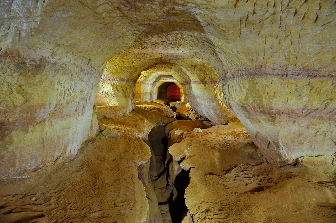 Rivière souterraine creusée dans l'ocre.
