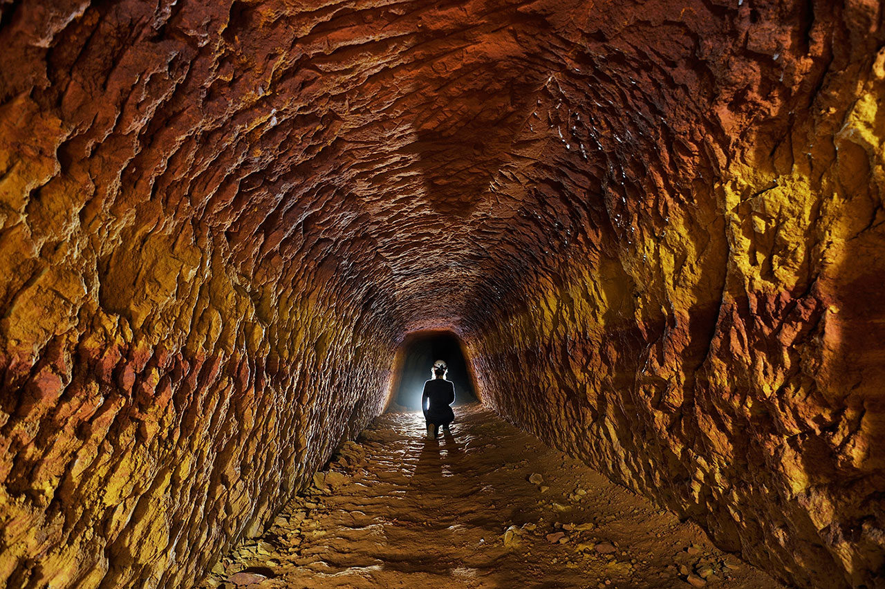 Galerie d'extraction des sables ocreux.