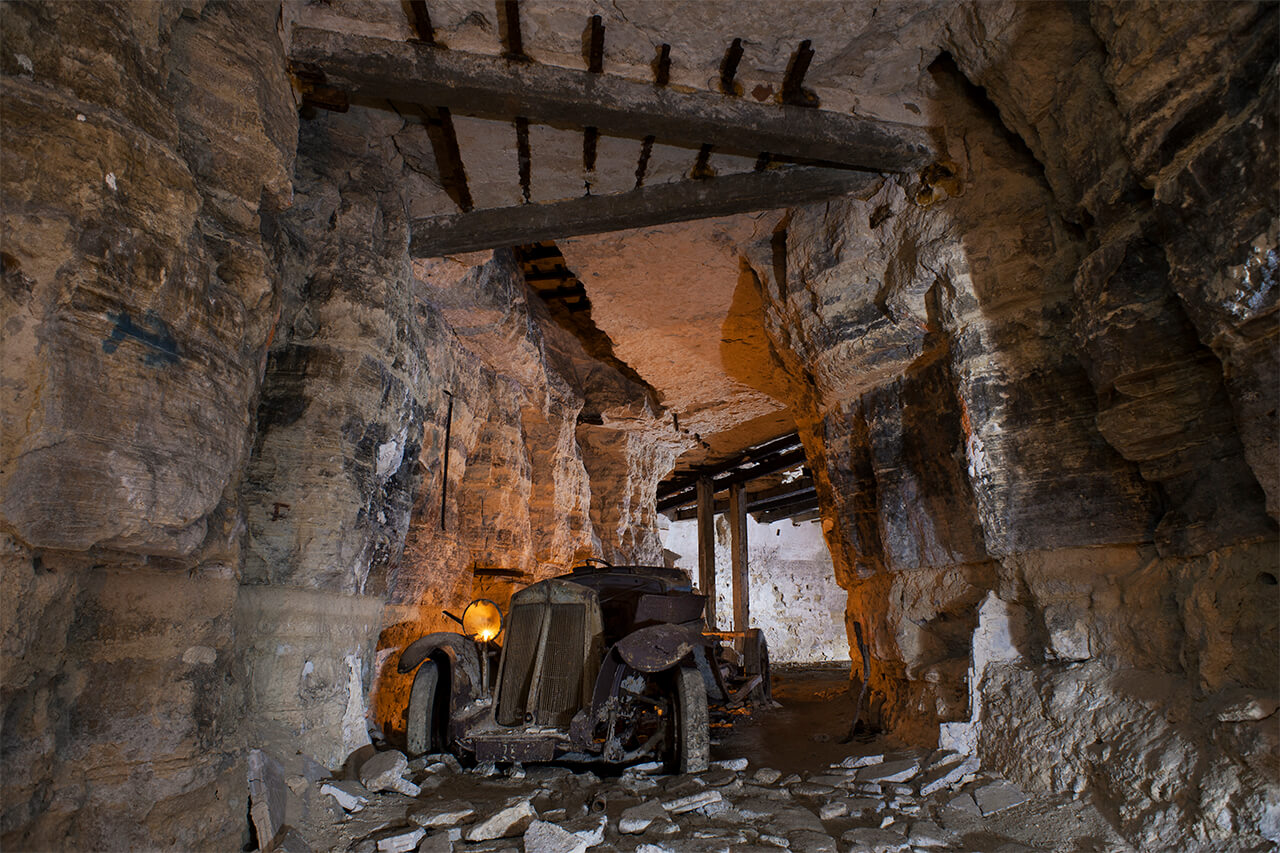 Voiture champignonniste, carrière de gypse.