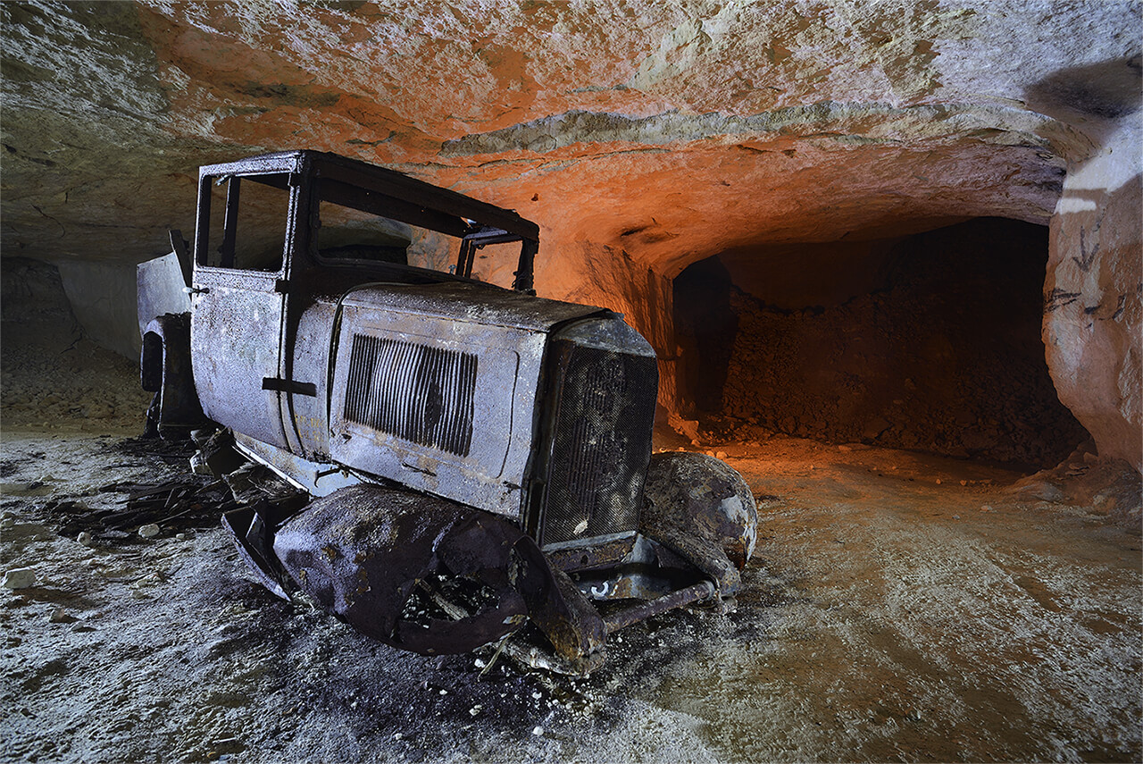 Epave d'un pickup dans une ancienne carrière de tuffeau.