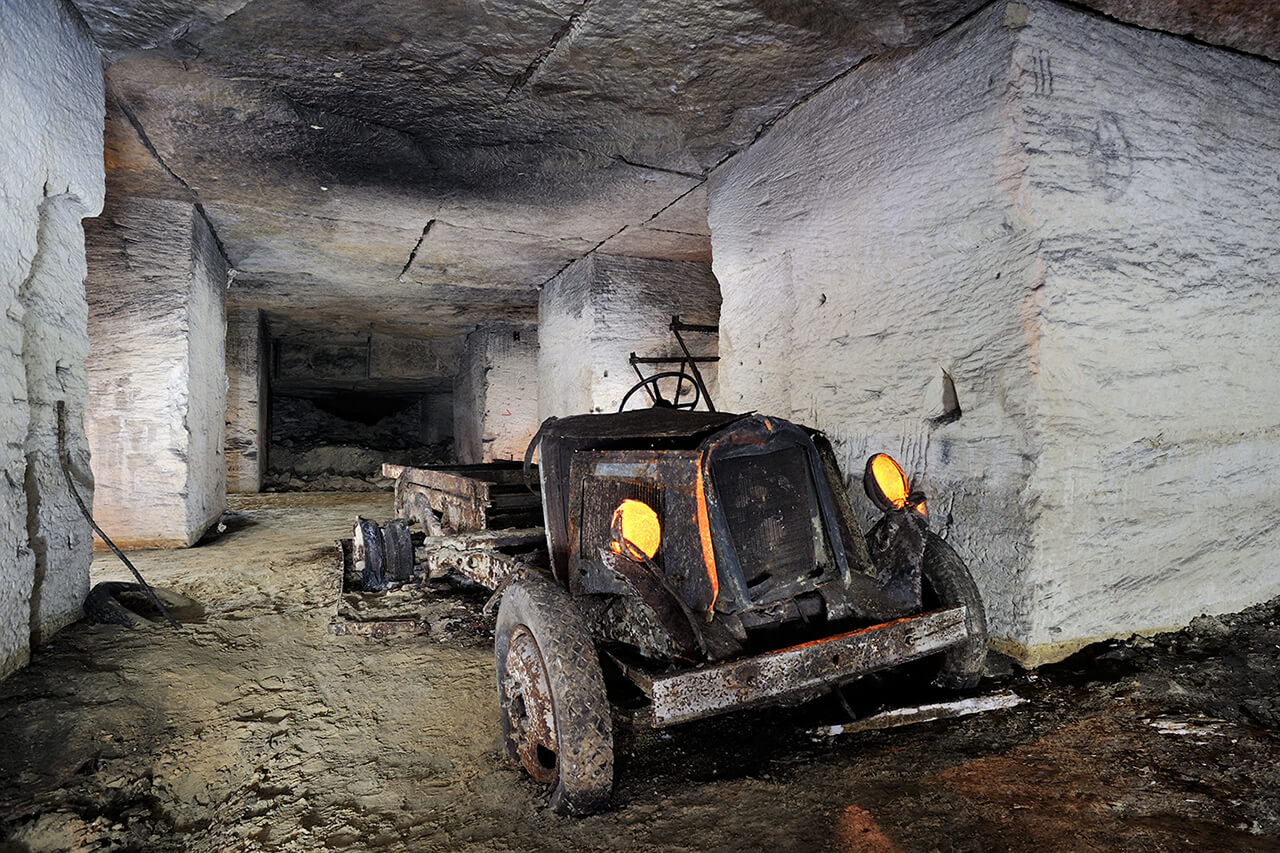 Une épave dans une ancienne champignonnière, carrière de calcaire.