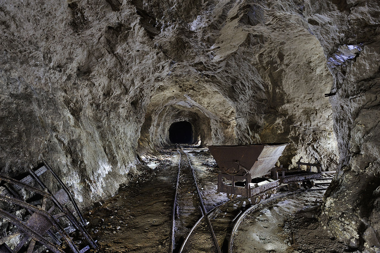 Aiguillage et wagonnet, mine d'asphalte.
